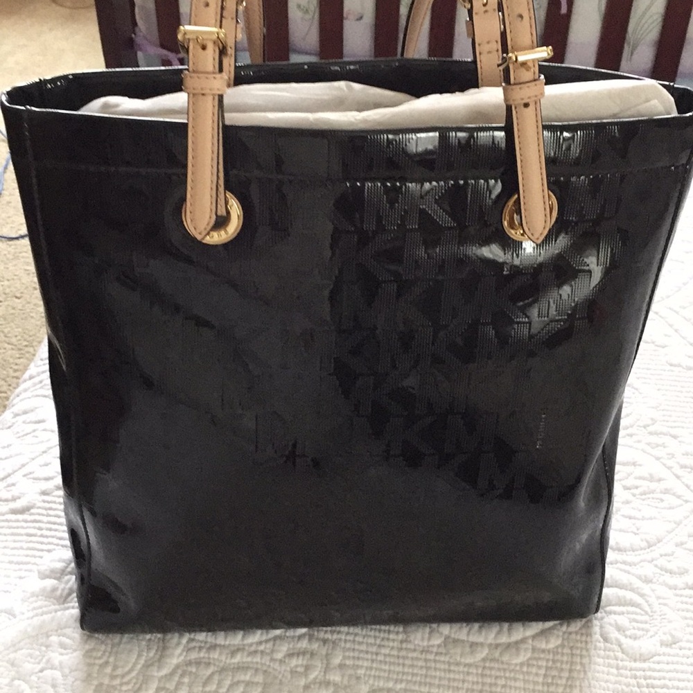 MICHAEL KORS BLACK PATENT LEATHER HAND BAG REDUCED